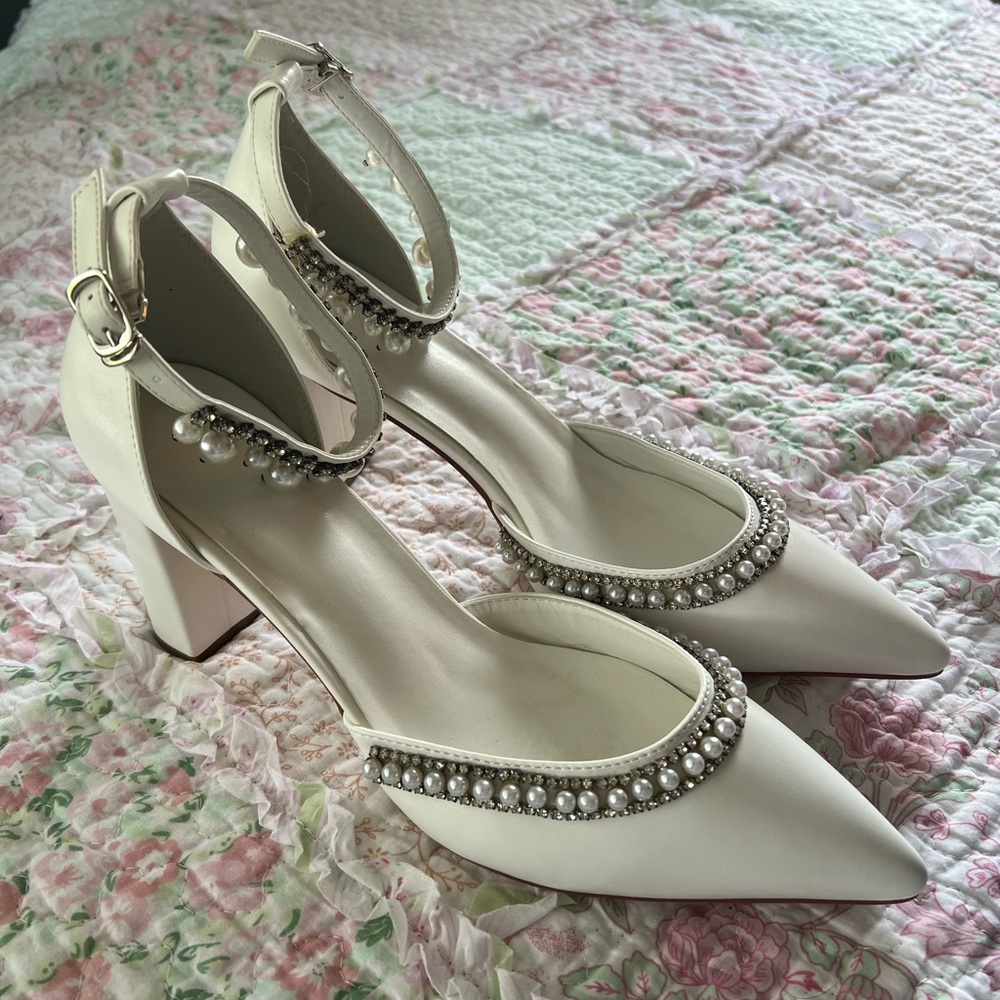 New never worn pearl heels